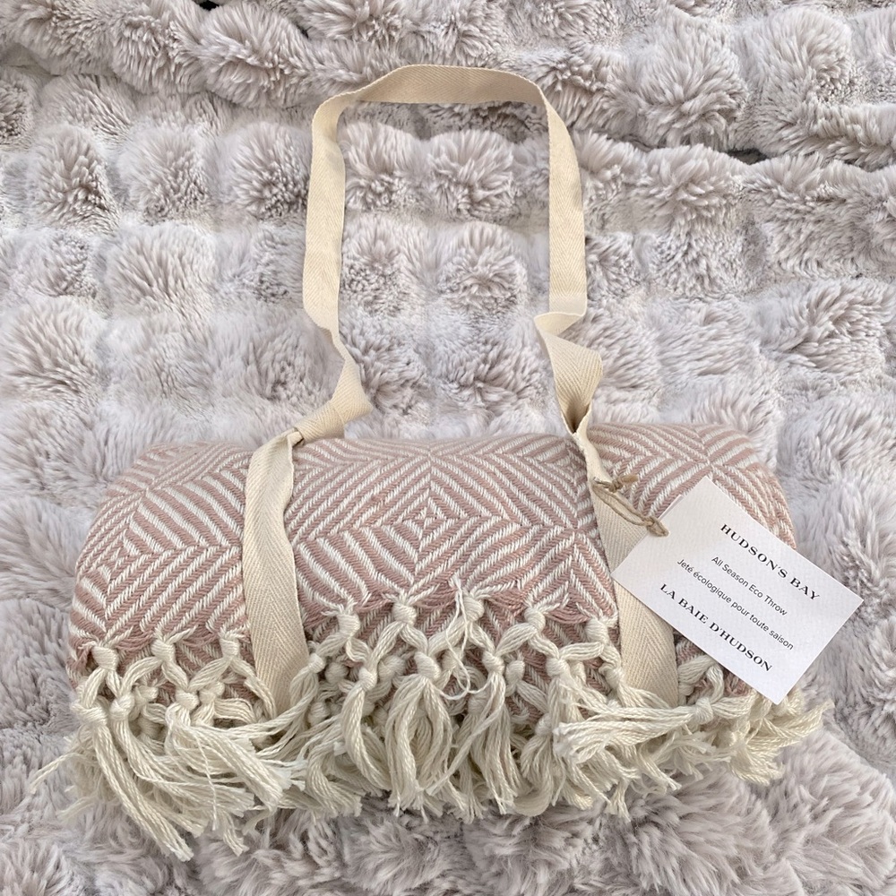 Hudson’s Bay Eco Throw all seasons Blanket - Blush